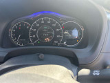 スポーティーな3眼メーターです。エコ運転を行えばエコメーターが青から緑に代わるのでエコドライブを意識できます。