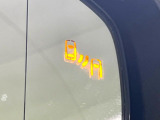 【ブラインドスポットモニター】走行中、ドアミラーの死角になりやすい箇所に後続車が接近するとサイドミラーのレンズに警告を表示!ドライバーに注意喚起をしてくれます。