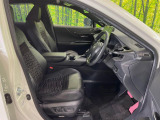 運転席まわりには十分なスペースがあり、大柄な方でもゆったり運転していただける環境です。