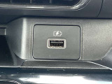 充電端子が装備されていますので車内でスマートフォンなどの充電が可能です。