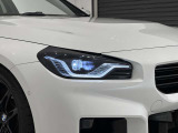 アダプティブLEDヘッドライトはステアリングを切った方向を照らします。