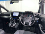 運転席まわりです。 各操作スイッチは使いやすい位置に配置されてます。
