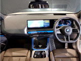 BMWの運転席はドライバーオリエンテッドという構造を採用。ドライバー目線の操作がしやすい設計になっており、ドライブ中にも目線の移動が少なく運転中にも簡単に操作ができます。