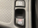 HOLD機能付きの電動パーキングブレーキ。HOLD機能を使用すると、信号待ちなどでフットブレーキから足を放しても、車は動かずそのまま停車してくれます。ドライブなど足が疲れた時には便利な機能です。