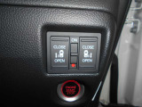 両側電動スライドドアです。運転席やキーレスから開閉が出来てとても重宝します。