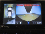 車両を上から見たような映像を映し出すパノラミックビューモニター付きです。