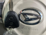 【キーレス】少し離れた場所からでもボタン一つでドアの開錠・施錠ができるのでとっても便利!ドアの鍵穴周りに傷をつけることもありません♪