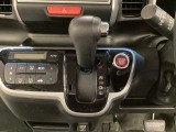 CVT車のセレクトレバーです。低速から高速まで、変速ショックのないスムーズな走りを実現するとともに、エンジン効率のよい領域を維持することで燃費にも貢献します。