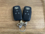 【スマートキー】 スマートキーを携帯していれば、ドアハンドルのボタンを押してロックの解除ができ、パワースライドドアもワンタッチで開閉できます