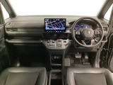 車内は光触媒抗菌消臭施工済です。スタイリッシュなデザインでスポーティなインパネ周りを演出します。グローブボックスやカップホルダーのほかにトレーなどたくさんの収納スペースが付いています。