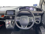 運転席まわりです。 各操作スイッチは使いやすい位置に配置されてます。