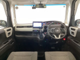 【前方視界】開放的な前方視界!運転がしやすく疲れにくいです♪窓が大きく、見通しがとっても良いおクルマですよ♪