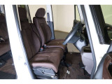 すわり心地の良い運転席・助手席です。長時間のドライブの疲れ軽減に貢献します。どうぞ快適なドライブを♪