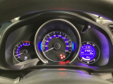 真ん中にスピードメーターを配した、見やすい3眼メーターになっています。右側のインフォメーション画面でオドメーターや燃費などの情報を確認できます。