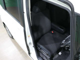 程よい硬さとホールド性が高いシートで長時間運転も快適です。