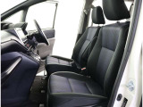 シックな色使いの運転席周りですね。すっきりとしたデザインで上品な色使いです。居心地の良い運転席長く座ってられるリラックスできるデザインがいいですね。