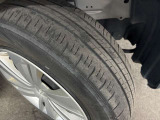ホイールの状態やタイヤ溝の残り具合は、安全性や維持費にも関わる重要なポイントです。写真にて現状をご確認いただけますが、気になる点や詳細については、お気軽にお問い合わせください。