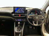 運転席周りのレイアウトをご覧ください。ナビゲーションが綺麗に装着されすっきり収まってますね!