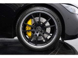 21インチの3ピースルックのホイールはC63のEdition1などを彷彿とさせるデザインとなっており、オプションであるAMGダイナミックプラスパッケージの専用装備となっております。