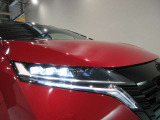 アダプティブLEDヘッドライトシステムです対向車や先行車に照射しないよう自動でハイビームの照射範囲を切り替えます 夜間走行時とても役立ちます