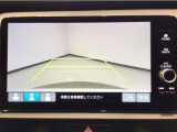 【バックカメラ】運転が苦手な方も車庫入れラクラクです!ギアをリバースに入れれば自動的に切り換わりますので、面倒な操作は不要です♪狭い駐車場もお車を傷つけず安心ですね!
