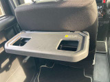 後部座席にはちょっとしたテーブルがあるので便利です。