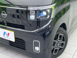 【LEDヘッドライト】悪天候や夜間走行時も良好な視界を確保し安心して運転できる高輝度LEDヘッドライトを装備!点灯速度が早く、消費電力も抑えられています。