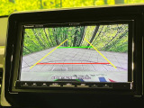 【バックカメラ】駐車時に後方がリアルタイム映像で確認できます。大型商業施設や立体駐車場での駐車時や、夜間のバック時に大活躍!運転スキルに関わらず、今や必須となった装備のひとつです!