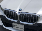 左右のキドニー・グリルの中心にはBMWのエンブレムが鎮座し、個性を放つデザイン性を兼ね備えました。