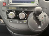 嬉しいオートエアコン装備です!1年中快適な室内に!車内温度を設定すると、風量を自動で調節してくれます♪