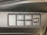 ハンドルの右側にはヘットライトリベライザーとHondaセンシング用のメインスイッチがついています。ヘッドライトリベライザーは道路状況や積荷の加重に応じてライトの高さを調節できます。