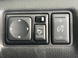 【電動格納ミラー】サイドミラーは電動格納式となっており、狭い駐車場でもキズがつくリスクを抑えられます。