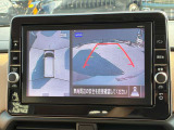 真上から見下ろすような映像で、車庫入れや縦列駐車時に、自車と駐車位置の関係をひと目で確認でき、スムースな駐車をサポート。動く物を検知してお知らせすることで、発進時の安全確認もサポートします。