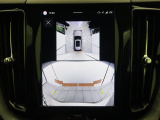 【360&deg;ビューカメラ】4台の高解像度カメラで360度の鳥瞰図を表示。隣の車や壁、死角にある障害物などを画面で確認できるため、狭いスペースでの駐車・出入りも安心です。