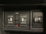 両側電動スライドドアは運転席から操作ができるよう、操作スイッチが付いています。その横にはヘットライトリベライザーのスイッチがついています。道路状況や積荷の加重に応じてライトの高さを調節できます。