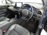 シンプルで使いやすいデザインの運転席です。