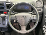 インテリアに合わせたデザインのステアリングは、運転される方のことも考え、運転しやすい形状、大きさです。是非一度、実際に触ってお確かめください。