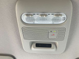SOSコールは急病時やあおり運転被害などの危険を感じた時スイッチを押すと専門のオペレータに繋がって警察や消防への連携をサポートしてくれます。万が一の事故発生時にはエアバッグ展開と連動して自動通報します。
