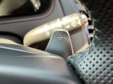 【パドルシフト】ステアリングにはパドルシフトが装備され、マニュアルモードを体感することができます。またエンジンブレーキなどにも使えます。