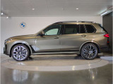 BMWではロングホイールベースの採用をしており、すべての車種に適用され、走行中の安定感の向上されております。また室内空間の広さにも貢献しております。