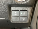 Hondaセンシング用の、VSA(ABS+TCS+横滑り抑制)解除と路外逸脱抑制機能のオンオフスイッチなどはハンドルの右側に装備しています。