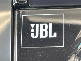 【JBLサウンドシステム】メーカーオプションの高品位サウンドシステムを搭載。専用のチューニングが施された大小様々なスピーカーから良質なサウンドが奏でられ、臨場感あふれる音響空間を演出します。