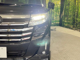 【LEDヘッドライト】悪天候や夜間走行時も良好な視界を確保し安心して運転できる高輝度LEDヘッドライトを装備!点灯速度が早く、消費電力も抑えられています。