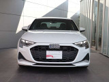 ●一目でAudiとわかる特徴的なシングルフレームグリル・LEDランプ。精悍なフロントマスクからAudiのスマートで上品なブランドを連想させてくれます。女性にも大変ご好評頂いております。
