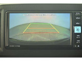 バックガイドモニターで、後方を確認しながら安心して駐車することができます。運転初心者も熟練者も必須の機能ですよ!