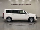 【まるごとクリーニング】シートを取り外し、車内を徹底洗浄。隅々まで丁寧に仕上げています。