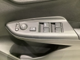 パワーウインドウは運転席でドア4枚とも上下の操作ができるようになっています。子供さんが勝手に操作できないようにロックすることも可能です。