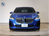 【BMWの伝統】BMWの特徴的な&ldquo;キドニーグリル&rdquo;は、80年以上続く伝統の形でございます。変わらないこだわりのデザインが、プレミアムブランド&ldquo;BMW&rdquo;を創り出します。