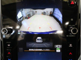 後方映像を11.6インチディスプレイに表示し、ステアリング連動ガイドラインが駐車をサポート。さらに後退時はリヤ4センサーが障害物を検知し、必要に応じてブレーキが作動します。