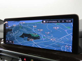 BMWカーブド・ディスプレイは、必要な情報をひと目で把握できるだけでなく、BMW iDriveの主要なインターフェイスとしてさまざまな機能の直観的な操作を可能にしています。